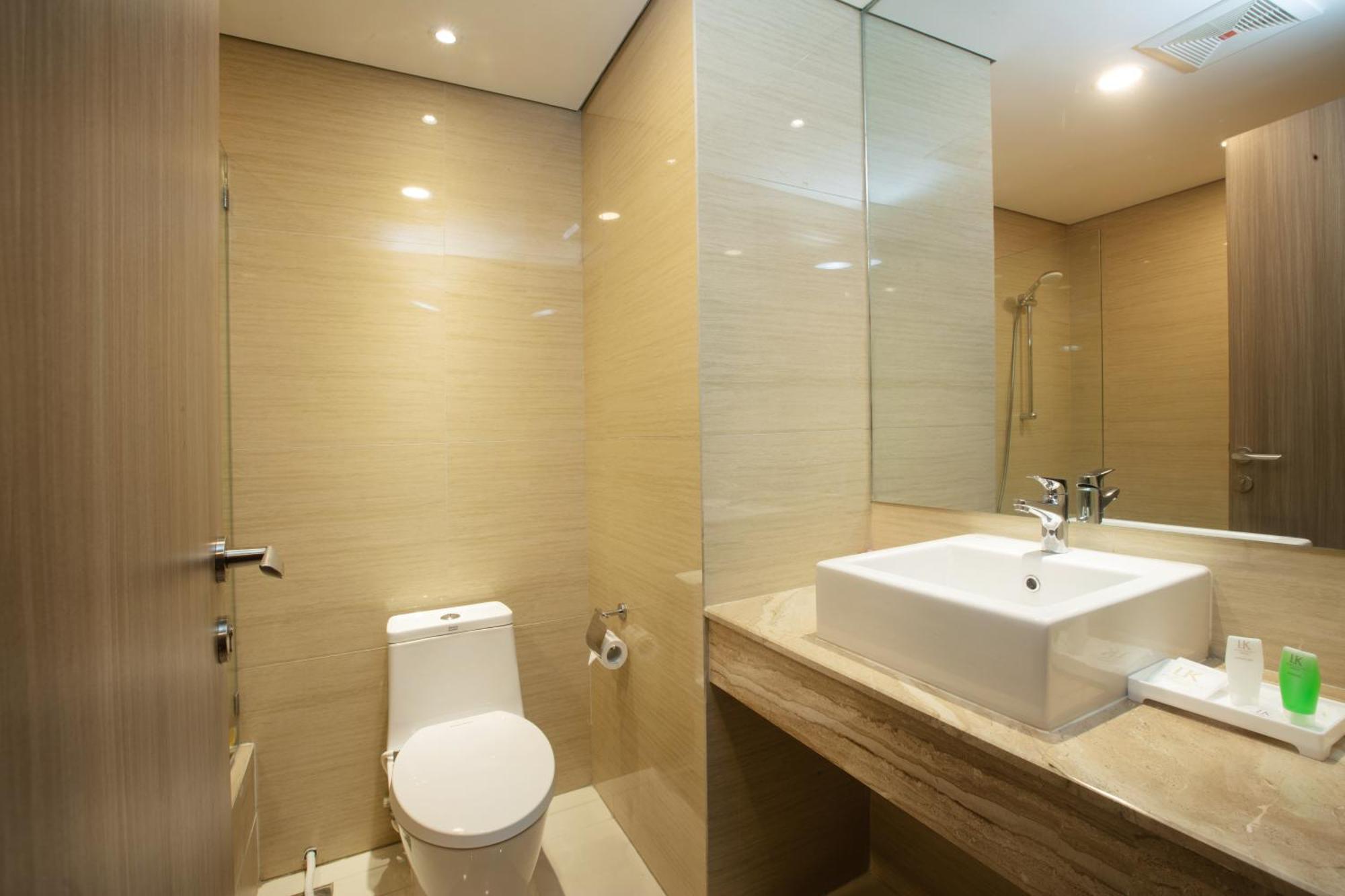 Louis Kienne Cikarang Hotel & Service Apartment Bekasi Exterior photo