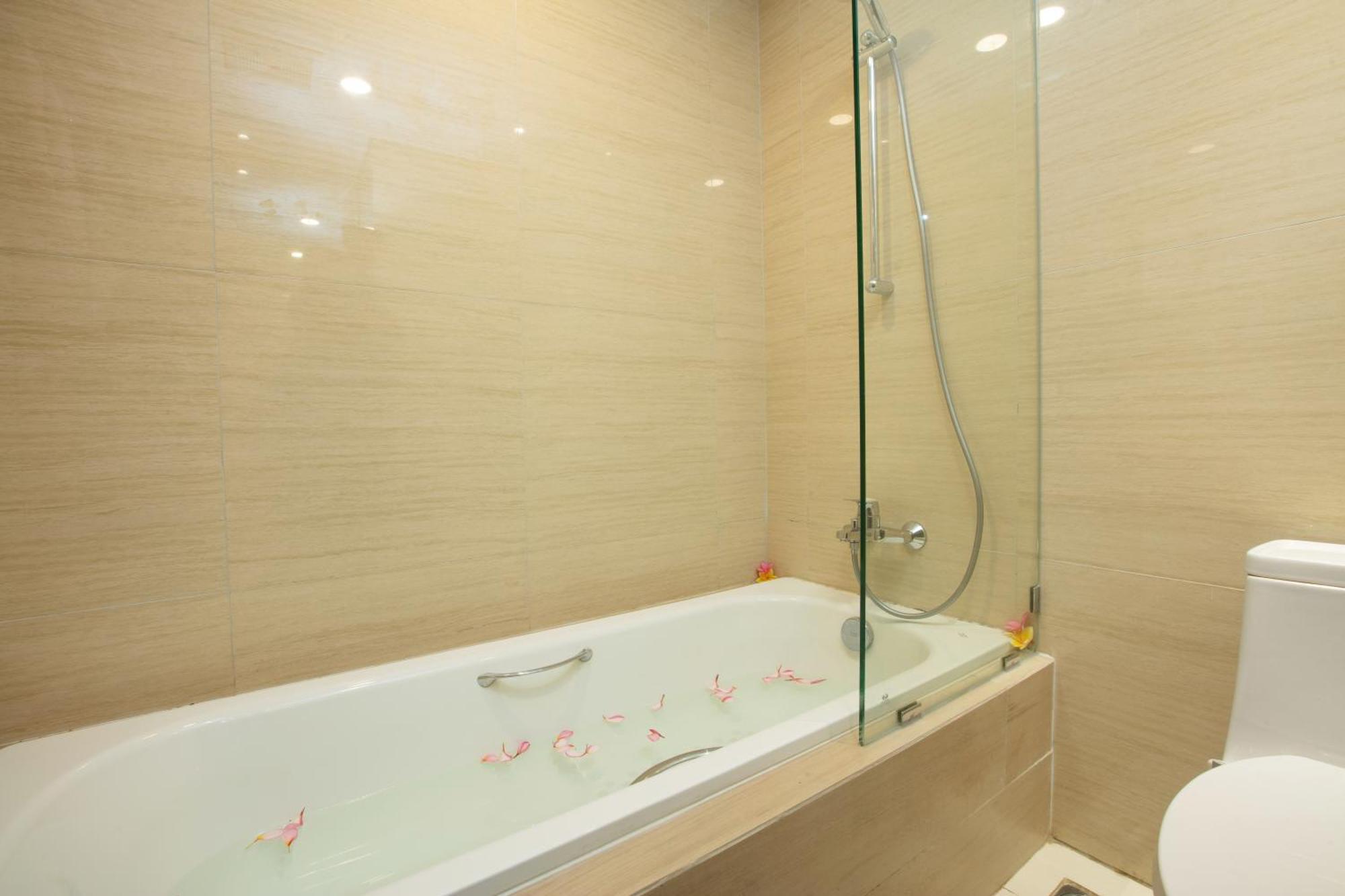 Louis Kienne Cikarang Hotel & Service Apartment Bekasi Exterior photo